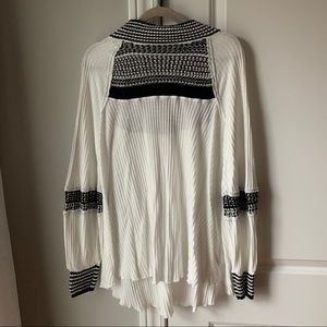 NWT black and white detailed long sleeve top